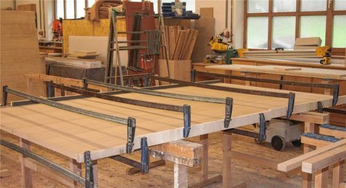 Aus Holz schaffen Schreiner besondere Gegenstände. Hier ein Gesellenstück von Andreas Drexl in der Entstehungsphase. Fotos franz