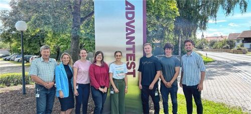 Ausbilder Matthias Pfeilstetter (rechts), mit (von rechts) Lukas Pendi, Benedikt Frank, Amelie Maier, Vanessa Ruppelt, Theresa Aringer, Sabrina Plank und Josef Antl (beide Ausbilder).