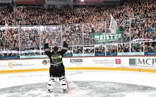 Ausverkaufte Halle und die Zuschauer feierten nach dem Finale Torhüter Tomas Pöpperle. Fotos Hans-Jürgen Ziegler