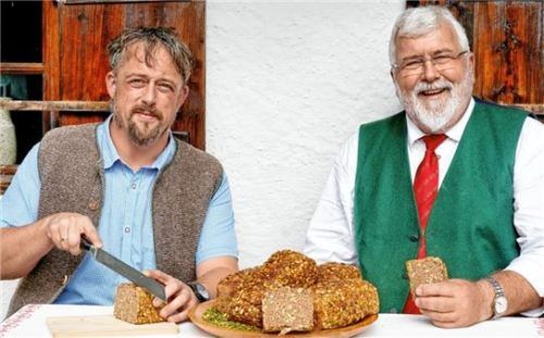 Bäckerinnungs-Obermeister Florian Steffl (links) und RegRo-Vorsitzender Sebastian Friesinger probieren das heurige Bauernherbst-Brot.