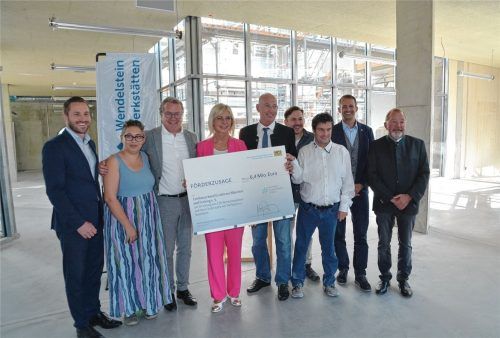 Bayerns Sozialministerin Ulrike Scharf übergab den Wendelstein Werkstätten den Fördermittelbescheid in Höhe von 6,4 Millionen Euro. Foto Schlecker