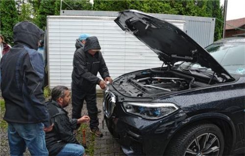Bei anhaltendem Nieselregen werden alle Details für die Dreharbeiten vorbereitet.
