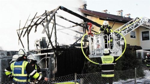 Bei dem Brand an der Meraner Straße ist ein Schaden in Höhe von mehreren Hunderttausend Euro entstanden. Fotos Josef Reisner