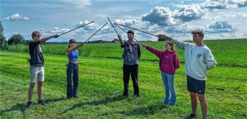 Bei der Endprobe der Musketiere (von links) geben Leonhard Kößlinger, Veronika Deindl, Basti Karl, Greta Hofmann und Simon Lobis nochmal alles. Foto  Ammelburger.