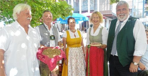 Bei der Eröffnung des 21. Rosenheimer Bauernherbstes zum 20-jährigen Jubiläum des Vereins RegRo: (von links) Bäckermeister Hubert Steffl, Metzgermeister Hans Bauer, Schirmherrin Kathi Kern, HOGA-Vorsitzende Theresa Albrecht und RegRo-Vorsitzender Sebastian Friesinger.Foto Hötzelsperger