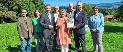 Bei der Übergabe der Broschüre: (von links) Georg Reinthaler, Bürgermeister Eiselfing, Gabriele Müggenburg, LPV Rosenheim, Otto Lederer, Landrat Landkreis Rosenheim, Konrad Schinkinger, Landwirt, Maria Noichl MdEP, Vorsitzende DVL, Markus Höper, Geschäftsführer LPV Rosenheim, Amtschef Dr. Christian Barth, bayerisches Staatsministerium für Umwelt und Verbraucherschutz, und Beate Krettinger, Projektleitung DVL. Foto DVL