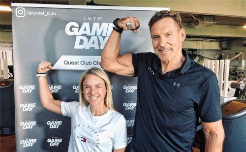 Bei einer Veranstaltung des Kolbermoorer Fitnessstudios Quest Club lassen Hollywood-Schauspieler Ralf Möller und Geschäftsführerin Stefanie Ströhle die Muskeln spielen. Foto Bettinger