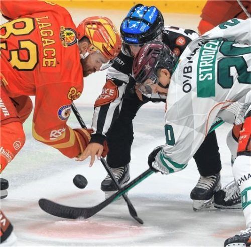 Beim gemeinsamen Bully noch fair: In der 30. Minute streckte Jacob Lagacé Manuel Strodel (rechts) mit einem überharten und unnötigen Check nieder. Foto Mathias Wild