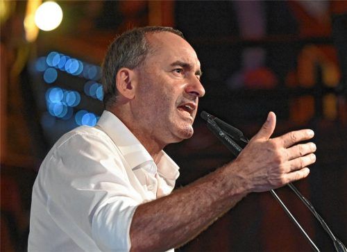 Berühmt für seine Bierzeltauftritte: Hubert Aiwanger spricht hier beim Politischen Frühschoppen Gillamoos. Foto dpa