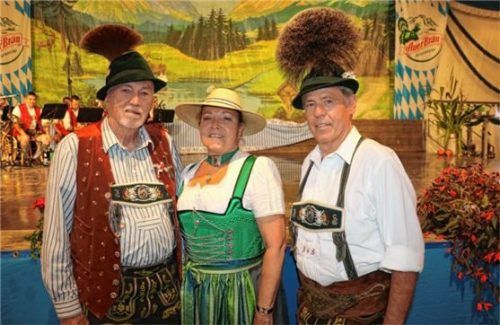 Besuch aus Los Angeles beim großen Heimatabend der Aschauer Trachtenvereine (von links): Professor Johann Lorenz Freiherr Habereder, Hanna B.R. Habereder, die Vorsitzende der „Gemütlichen Schuhplattler“, und Sepp Scheck, der sie auf ihrer Rundreise begleitet.Foto rehberg