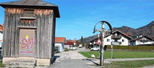 Blick in die Blumenstraße von Westen: An dieser Stelle kommt eine neue Anbindung an die Rosenheimer Straße hin und das alte Trafohäuschen links weg. Foto Heinrich Rehberg