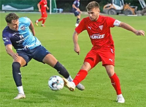 Bruckmühls Impulsgeber Maximilian Biegel (rechts) ist in dieser Szene vor dem Garmischer Jonas Schrimpf an der Kugel.Foto Oliver Rabuser