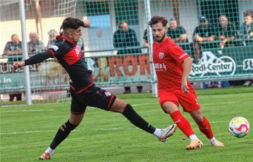 Buchbachs Tobias Heiland behauptet sich in dieser Szene gegen Ivan Franjic.Foto Buchholz