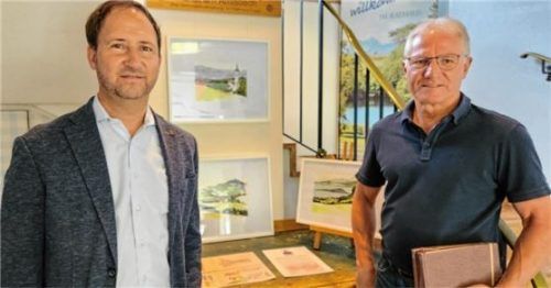 Bürgermeister Christoph Vodermaier (links) freute sich über die lokalen Motive, die Johann Wagenstaller in seinen Bildern verewigte.Foto re