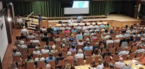 Bürgermeister Dr. Matthias Bernhardt erklärte bei der außerordentlichen Bürgerversammlung in Oberaudorf die Beweggründe des Gemeinderates zum Thema Gschwendtner Feld. Foto Sautter