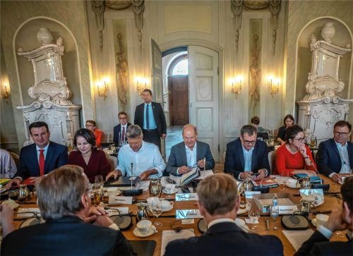 Bundeskanzler Olaf Scholz (SPD, Mitte), spricht zu Beginn der Kabinettssitzung im Schloss Meseberg. Es war die fünfte Klausurtagung der Ampel-Regierung. Foto dpa