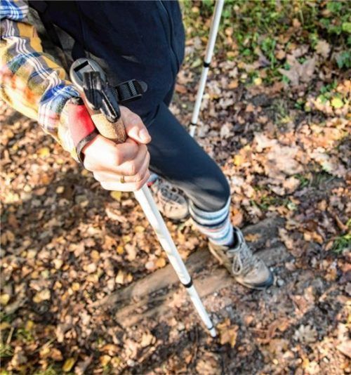 Bunt unterwegs: Der Herbst ist eine reizvolle Wandersaison - birgt allerdings auch potenzielle Risiken und Besonderheiten, die man beachten sollte. Foto Christin Klose/dpa-tmn