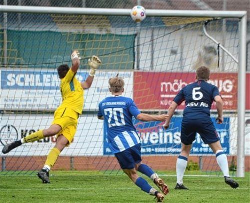 Chance für den TSV Brannenburg: Mika Hanssum jagt den Ball an die Latte.Foto Franz Ruprecht