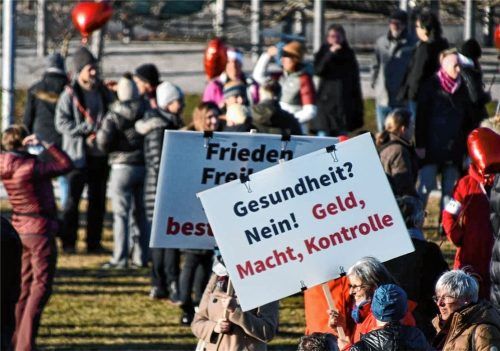 Corona-Protest: Nach Protestveranstaltungen in Rosenheim leiteten die Behörden oft Bußgeldverfahren ein. Foto  Schlecker