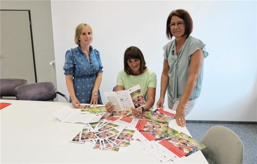 Das „Aktionskomitee“ freut sich auf die Veranstaltung: Seniorenbeauftragte Anneliese Weißbrich (Mitte), flankiert von den Rathaus-Mitarbeiterinnen Daniela Zelz (links) und Martina Neuhausen. Foto Baumann