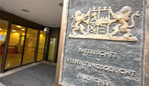 Das Bayerische Verwaltungsgericht München hat in einem Beschluss begründet, warum es der Auffassung ist, dass AfD-Stadtrat Andreas Winhart die Plätze in den Ausschüssen, die er sich im Februar erkämpft hatte, wieder räumen muss. Es gab den Klägern Florian Weber (BP) und Anna Maria Kirsch (ÖDP) recht. Foto  dpa/Peter Kneffel