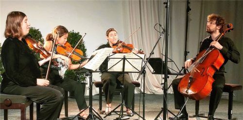 Das Castalian String Quartett mit (von links) Sini Simonen und Yume Fujise, beide Violine, Ruth Gibson, Bratsche, sowie Stefan Morris, Cello, beschlossen mit einem überwältigenden Auftritt die 43. Sommerkonzerte in Traunstein. Foto  Giesen