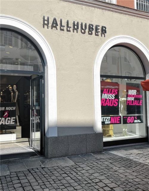 Das Damenmodegeschäft „Hallhuber“ am Max-Josefs-Platz schließt in wenigen Tagen. Foto  Heise