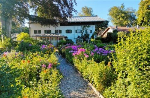 Das Exter-Kunsthaus in Übersee-Feldwies mit seinem historischen Künstlergarten. Foto Giesen