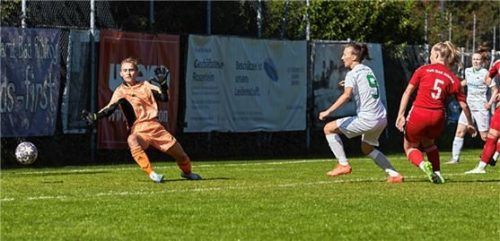Das frühe 1:0: Melanie Hadamek überwindet Veronika Probst schon nach fünf Minuten.Foto Dirk Habermann