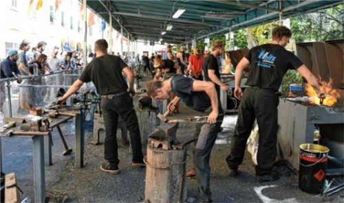 Das gab es noch nie: Am Wettbewerb in Stia nahmen mehr als 300 Einzelschmiede und Teams teil. Gearbeitet wurde an zwölf Feuern.