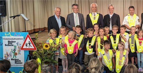 Das gemeinsame Abschlussfoto mit Schulkindern, Lehrern und Ehrengästen von links: Peter Starnecker (Vizepräsident Landesverkehrswacht), Rosenheims Landrat Otto Lederer,Dr. Konrad Schober (Regierungspräsident Oberbayern), Brannenburgs Bürgermeister Matthias Jokisch und Polizeipräsident Manfred Hauser (Polizeipräsidium Oberbayern Süd). Fotos Hoffmann