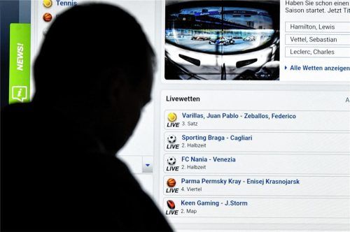 Das Glücksspiel hat einen 33-jährigen Kolbermoorer erst in die Spielsucht und dann in die Kriminalität getrieben. Jetzt musste er sich vor dem Rosenheimer Schöffengericht für Betrug, Urkundenfälschung und Unterschlagung verantworten. Foto dpa