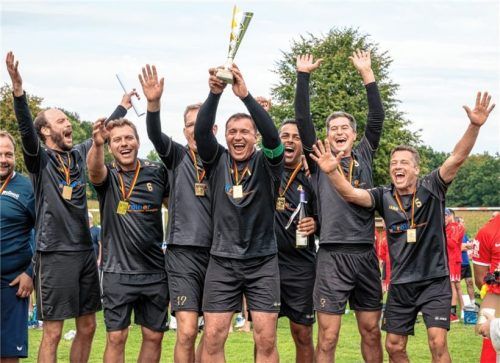 Das jubelnde Rosenheimer Team auf dem Siegerpodest (von links): Colin Bäßler, Günter Ortmeier, Knut Fischer, Steve Schmutzler, Abdilaziz Lamharraf, Christian Weiß und Marcel Hebling. Foto MTV