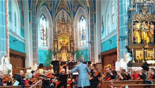 Das Jubiläumskonzert der Collegia Musica Chiemgau unter der Leitung von Elke Burkert in der Pfarrkirche St. Nikolaus war ein triumphaler Erfolg.Foto giesen