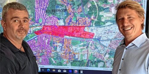 Das Kanalsystem der Stadt Kolbermoor wird fortlaufend kontrolliert. Benjamin Nabel (rechts) vom Bauamt und Andreas Hainz von der Stadtentwässerung erklären, welcher Abschnitt ab Oktober mit der Kamera befahren wird. Foto Gerlach