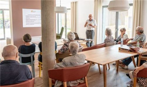 Das Konzept der neuen Wohngruppe erklärt Hans-Jürgen Monden, Vorsitzender des Vereins „Pflege und Betreuung“, den Anwesenden.