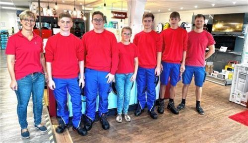 Das Reichbrandstätter-Team heißt die neuen Auszubildenden herzlich willkommen.