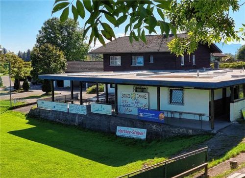 Das Sportheim des ASV Eggstätt ist marode. Der bisher einstöckige Kabinentrakt soll abgerissen und mit Mehrzweckraum neu gebaut werden Foto Ammelburger