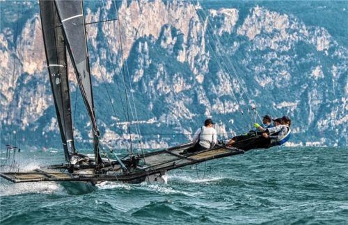 Das Team „Stella Maris“ nahm auf der „Cold Duck“ erfolgreich an der Centomiglia, der größten Regatta auf dem Gardasee, teil. Mit dabei Poldo Fricke vom Chiemsee Yacht Club. Foto CircoloVela Gargnano