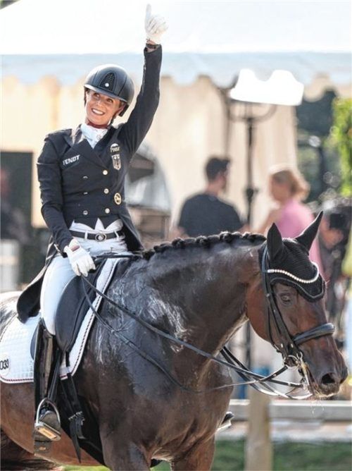Daumen hoch: Jessica von Bredow-Werndl und Dalera haben ihren Erfolgslauf fortgesetzt. Foto Friso Gentsch/dpa