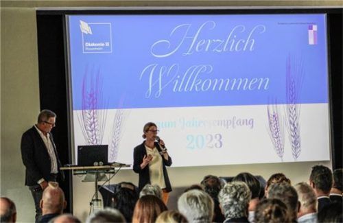 Dekanin Dagmar Häfner-Becker und Dr. Andreas Dexheimer, Leiter der Bezirksstelle Rosenheim der Diakonie, begrüßten rund 100 geladene Gäste im Saal.Foto dIAKONIE rOSENHEIM