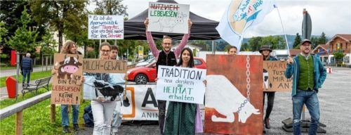 Demonstrierten auf der Volksfestwiese: die Aktivisten von „Animal Rights Watch“ aus Rosenheim.