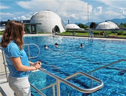 Den Badebetrieb in Bad Aibling überwacht die Fachangestellte für Bäderbetriebe, Jana Degler, am Beckenrand. Foto Hadersbeck