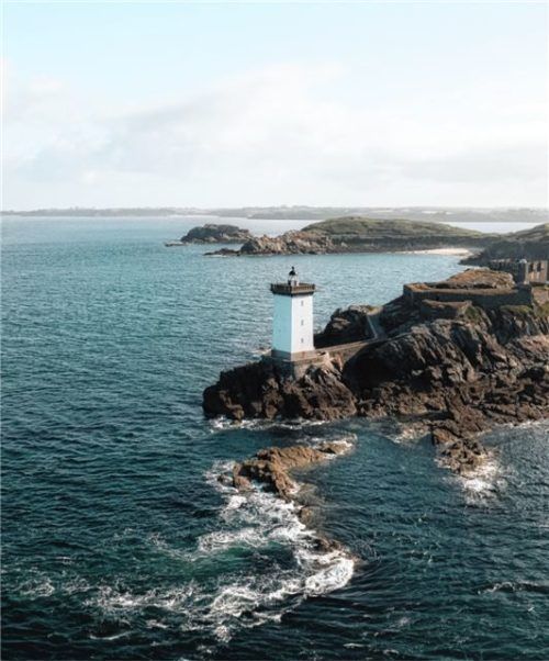 Den Turm Kermorvan umgeben zahlreiche Wanderwege. Foto Brock & Betty