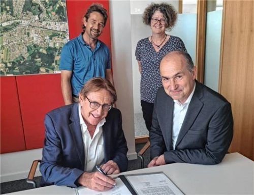 Den Vertrag unterzeichneten (vorn, von links) Zweiter Bürgermeister Dieter Kannengießer und Anton Reiserer, Geschäftsleiter des AWO-Kreisverbandes Rosenheim. Mit dabei waren (hinten, von links) Klaus Schindler, Abteilungsleitung Soziale Dienste der AWO, und ElisabethKalenberg, Geschäftsleiterin der Stadt Kolbermoor. Foto  Re