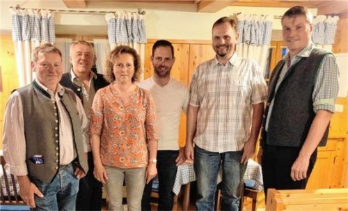 Der aktuelle Vorstand des Vereins mit (von links) Georg Huber, Rudi Birkinger, Gertraud Pichler, Andreas Millauer, Sebastian Seebacher und Hubert Lottes bereitet sich auf das Jubiläum vor. Foto strim