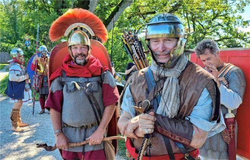 Der Centurio und sein Legionär: Matthias Ziereis und Uwe Herwegh (von links) beim Marsch mit Blick auf den Chiemsee. Foto Michael Weiser