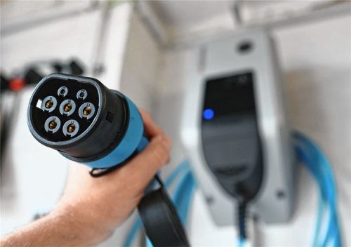 Der Ladestecker einer Wallbox mit einer Ladeleistung von 11kW, die in einer Garage angebracht ist. Foto  dpa