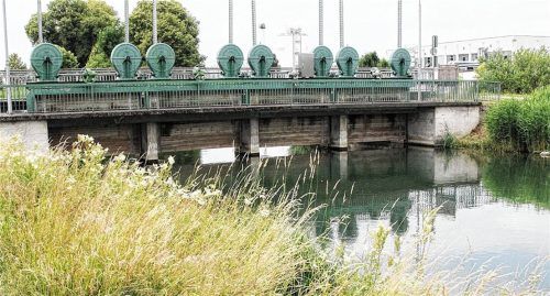 Der Motorroller, der nach dem Einbruch bei einem Kolbermoorer Juwelier im Mangfallkanal in Rosenheim versenkt wurde, ist das Fluchtfahrzeug, doch er führt nicht zu den Tätern. Am Tatort wurden zahlreiche Spuren gesichert, deren Auswertung noch andauert. Foto Reisner/