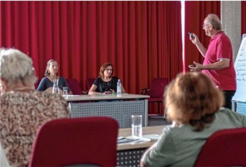 Der Münchner Mediator Erich Utz (rechts) moderierte den Workshop im Kolbermoorer Rathaus, der von der evangelischen Aktionsgemeinschaft für Arbeitnehmerfragen (afa) organisiert wurde.